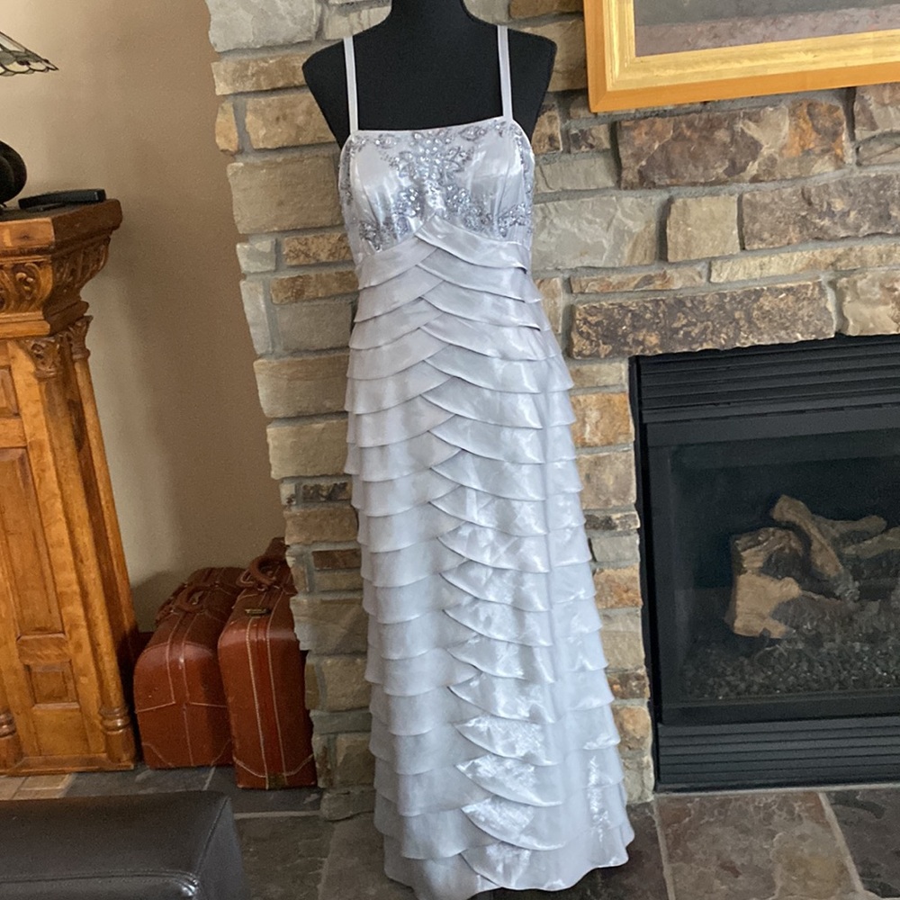 Beautiful Nina Nischelle Silver beaded & sequenced formal gown 💐 8